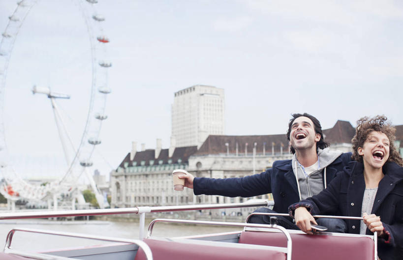 西方人,两个人,家庭,夫妻,家,坐,闭眼,伸展双臂,笑,大笑,横图,室外,白天,正面,爱情,旅游,度假,游戏,兴奋,标志建筑,地标,建筑,公共汽车,英国,欧洲,伦敦,欧洲人,服装,房屋,屋子,公寓,摩天轮,巴士,公交车,首都,浪漫,玩,休闲装,娱乐,建设,洋房,楼房,伦敦眼,泰晤士河,双层巴士,住宅,车,衣服,天空,交通工具,天,张嘴,享受,休闲,温暖,温馨,一家人,休闲服,旅游胜地,恩爱,放松,恋人,服饰,游乐设施,活动,和睦,西欧,发泄,消遣,智力,载具,大不列颠,张大嘴巴,大不列颠及北爱尔兰联合王国,费里斯大转轮,哈哈大笑,宣泄,大不列颠联合王国,日不落英帝国,双层公共汽车,游艺设施,雾都,千禧之轮,观光巴士,男人,男性,年轻女性,女人,女性,中年男性,白种人,年轻人,夫妇,情侣,张开嘴,闭眼睛,闭着眼,闭着眼睛,敞开双臂,伸开双臂,抬头,玩耍,嬉戏,仰头,展开双肩,张开手臂,张开双臂,坐着,半身,彩图,高兴,狂笑,房子,兰贝斯区,伴侣,融洽