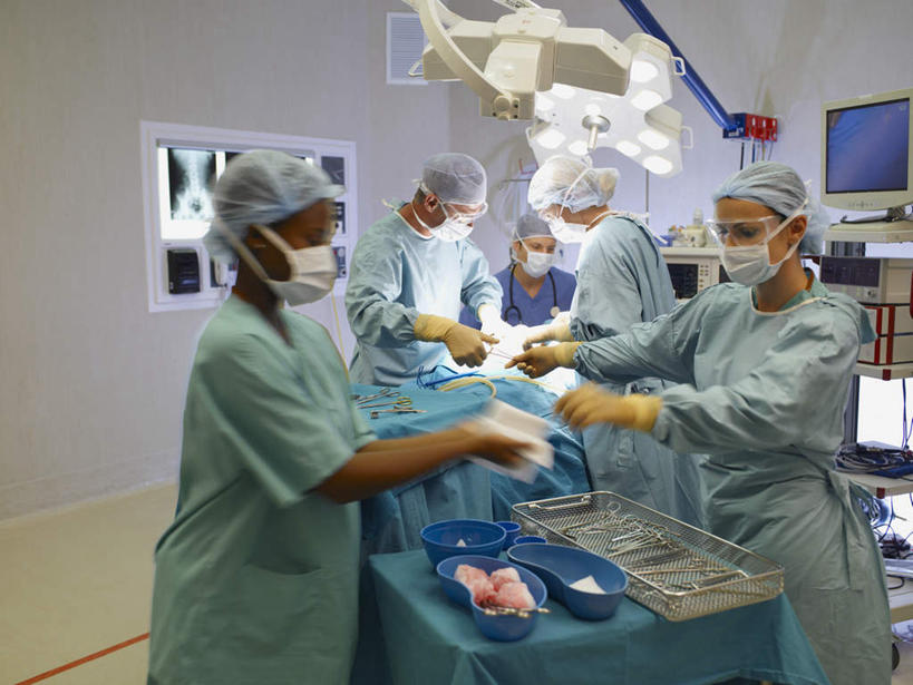 西方人,同事,医生,护士,医院,站,横图,x光片,室内,白天,正面,成功,合作,团队,集体,信心,农作物,床,帽子,照明,欧洲,欧洲人,五个人,握,阴影,柔软,锐利,反射,分离,辐射,科学,血,医学,影子,灯光,棉花,床单,刀具,许多人,过滤,分开,注视,被子,队伍,灯,纺织,口罩,手套,灯具,刀,观察,看,站着,一群人,医护人员,医疗人员,健康,温暖,隔断,橡胶,血液,握着,遮掩,单人床,观看,隔离,照亮,纤维,察看,手术,医疗,锋利,卫生,手术室,手术刀,尖锐,科学技术,x射线,领导,掩盖,被单,遮挡,白衣天使,照明设备,成就,关注,净化,间隔,医疗器械,橡胶手套,预防,x光,手术台,尖利,合伙,领袖,橡胶制品,遮盖,无影灯,防尘,医疗机构,医生帽,医用手套,掩饰,断绝,隔开,屏蔽,屏绝,远离,中断,阻遏,阻隔,柔和,犀利,厉害,暖和,医疗用具,男人,男性,年轻男性,年轻女性,女人,女性,中年男性,中年女性,白种人,大夫,站立,半身,彩图,病院,诊所,电磁波,电磁辐射