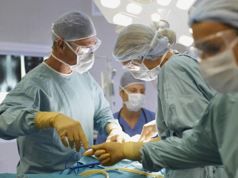 西方人,四个人,同事,医生,护士,医院,站,横图,x光片,室内,白天,正面,安全,成功,合作,团队,集体,信心,农作物,床,帽子,照明,欧洲,欧洲人,握,阴影,朦胧,模糊,柔软,锐利,反射,分离,辐射,科学,血,医学,眼镜,影子,灯光,棉花,床单,刀具,防护,过滤,分开,注视,被子,队伍,灯,纺织,口罩,手套,灯具,刀,观察,看,站着,医护人员,医疗人员,健康,温暖,隔断,橡胶,血液,握着,遮掩,单人床,观看,护目镜,保护,隔离,照亮,纤维,察看,手术,医疗,锋利,卫生,手术室,手术刀,尖锐,科学技术,x射线,领导,掩盖,被单,遮挡,白衣天使,照明设备,成就,关注,净化,间隔,医疗器械,保险,橡胶手套,预防,x光,手术台,尖利,合伙,领袖,橡胶制品,遮盖,无影灯,防尘,医疗机构,医生帽,医用手套,保全,周全,安稳,安定,掩饰,断绝,隔开,屏蔽,屏绝,远离,中断,阻遏,阻隔,柔和,安全防护眼镜,犀利,厉害,暖和,医疗用具,平安,男人,男性,年轻女性,女人,女性,中年男性,中年女性,白种人,大夫,站立,半身,彩图,病院,诊所,防护眼镜,电磁波,电磁辐射