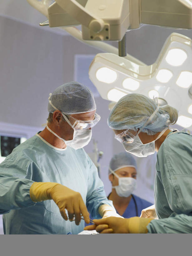 西方人,三个人,同事,医生,护士,医院,站,竖图,x光片,室内,白天,正面,安全,成功,合作,团队,集体,信心,农作物,床,帽子,照明,欧洲,欧洲人,握,阴影,朦胧,模糊,柔软,锐利,反射,分离,辐射,科学,血,医学,眼镜,影子,灯光,棉花,床单,刀具,防护,过滤,分开,注视,被子,队伍,灯,纺织,口罩,手套,灯具,刀,观察,看,站着,医护人员,医疗人员,健康,温暖,隔断,橡胶,血液,握着,遮掩,单人床,观看,护目镜,保护,隔离,照亮,纤维,察看,手术,医疗,锋利,卫生,手术室,手术刀,尖锐,科学技术,x射线,领导,掩盖,被单,遮挡,白衣天使,照明设备,成就,关注,净化,间隔,医疗器械,保险,橡胶手套,预防,x光,手术台,尖利,合伙,领袖,橡胶制品,遮盖,无影灯,防尘,医疗机构,医生帽,医用手套,保全,周全,安稳,安定,掩饰,断绝,隔开,屏蔽,屏绝,远离,中断,阻遏,阻隔,柔和,安全防护眼镜,犀利,厉害,暖和,医疗用具,平安,男人,男性,年轻女性,女人,女性,中年男性,中年女性,白种人,大夫,站立,半身,彩图,病院,诊所,防护眼镜,电磁波,电磁辐射