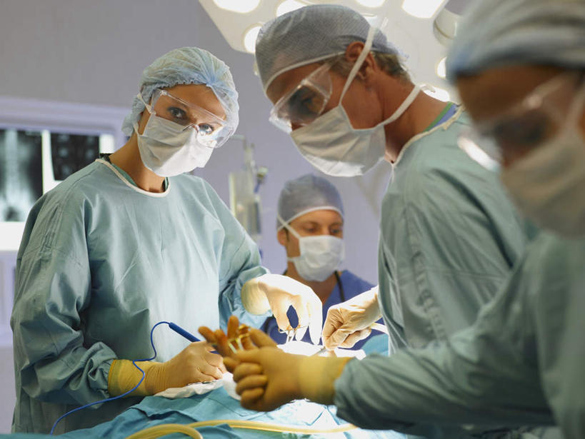 西方人,四个人,同事,医生,护士,医院,站,横图,x光片,室内,白天,正面,安全,成功,合作,团队,集体,信心,农作物,床,帽子,照明,欧洲,欧洲人,握,阴影,朦胧,模糊,柔软,锐利,反射,分离,辐射,科学,血,医学,眼镜,影子,灯光,棉花,床单,刀具,防护,过滤,分开,注视,被子,队伍,灯,纺织,口罩,手套,灯具,刀,观察,看,站着,医护人员,医疗人员,健康,温暖,隔断,橡胶,血液,握着,遮掩,单人床,观看,护目镜,保护,隔离,照亮,纤维,察看,手术,医疗,锋利,卫生,手术室,手术刀,尖锐,科学技术,x射线,领导,掩盖,被单,遮挡,白衣天使,照明设备,成就,关注,净化,间隔,医疗器械,保险,橡胶手套,预防,x光,手术台,尖利,合伙,领袖,橡胶制品,遮盖,无影灯,防尘,医疗机构,医生帽,医用手套,保全,周全,安稳,安定,掩饰,断绝,隔开,屏蔽,屏绝,远离,中断,阻遏,阻隔,柔和,安全防护眼镜,犀利,厉害,暖和,医疗用具,平安,男人,男性,年轻女性,女人,女性,中年男性,中年女性,白种人,大夫,站立,半身,彩图,病院,诊所,防护眼镜,电磁波,电磁辐射