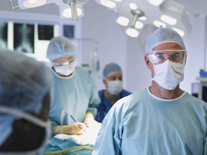 西方人,四个人,同事,医生,护士,医院,站,横图,x光片,室内,白天,正面,安全,成功,合作,团队,集体,信心,农作物,床,帽子,照明,欧洲,欧洲人,握,阴影,朦胧,模糊,柔软,锐利,反射,分离,辐射,科学,血,医学,眼镜,影子,灯光,棉花,床单,刀具,防护,过滤,分开,注视,被子,队伍,灯,纺织,口罩,手套,灯具,刀,观察,看,站着,医护人员,医疗人员,健康,温暖,隔断,橡胶,血液,握着,遮掩,单人床,观看,护目镜,保护,隔离,照亮,纤维,察看,手术,医疗,锋利,卫生,手术室,手术刀,尖锐,科学技术,x射线,领导,掩盖,被单,遮挡,白衣天使,照明设备,成就,关注,净化,间隔,医疗器械,保险,橡胶手套,预防,x光,手术台,尖利,合伙,领袖,橡胶制品,遮盖,无影灯,防尘,医疗机构,医生帽,医用手套,保全,周全,安稳,安定,掩饰,断绝,隔开,屏蔽,屏绝,远离,中断,阻遏,阻隔,柔和,安全防护眼镜,犀利,厉害,暖和,医疗用具,平安,男人,男性,年轻女性,女人,女性,中年男性,中年女性,白种人,大夫,站立,半身,彩图,病院,诊所,防护眼镜,电磁波,电磁辐射