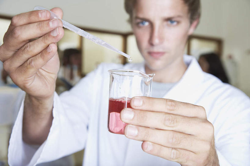 西方人,三个人,伙伴,朋友,科学家,站,笑,微笑,横图,室内,白天,正面,工作服,制服,友谊,合作,团队,实验,仪器,窗户,杯子,玻璃,欧洲,欧洲人,握,朦胧,模糊,研究,透明,分析,化学,测试,烧杯,液体,墙,实验室,研究室,拿,拿着,注视,玻璃窗,墙壁,墙面,玻璃制品,白色,玻璃棒,玻璃瓶,瓶子,观察,搅拌,看,站着,器皿,战略,握着,观看,察看,科研人员,关注,研究者,计量,试验室,科学研究者,玻璃仪器,试验耗材,实验用品,联合,合谋,引流,玻棒,工作制服,配合,协作,男人,男性,年轻男性,年轻女性,女人,女性,白种人,科学工作者,玻璃杯,站立,半身,彩图,工作套服