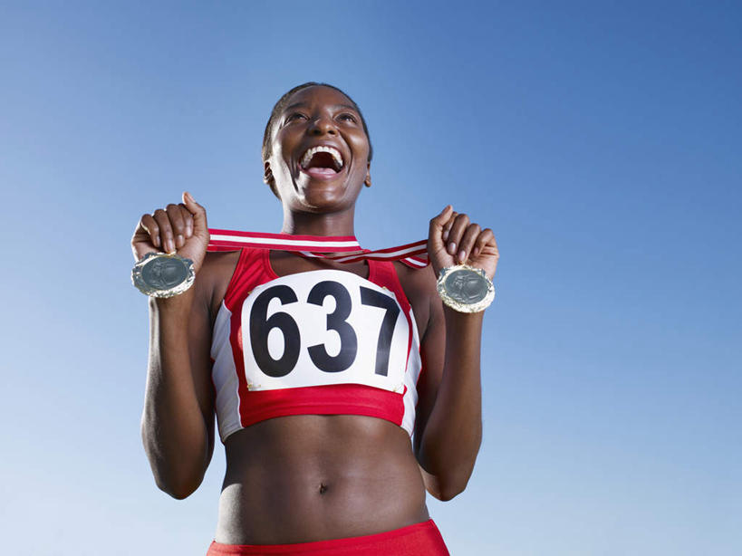西方人,一个人,运动员,站,笑,大笑,横图,室外,白天,仰视,运动服,兴奋,成功,胜利,欧洲,非洲,黑人,欧洲人,仅一个年轻女性,仅一个女性,仅一个人,握,阴影,服装,光线,标志,数字,文字,影子,字符,注视,标识,衣服,蓝色,蓝天,天空,阳光,天,观察,看,站着,张嘴,光彩,握着,阿拉伯数字,服饰,晴朗,观看,察看,衣着,穿着,关注,奖牌,荣誉,奖品,张大嘴巴,万里无云,哈哈大笑,荣耀,衣饰,光荣,年轻女性,女人,女性,非洲人,晴空,晴空万里,张开嘴,体育运动员,运动选手,站立,半身,彩图,低角度拍摄,高兴,狂笑,运动装