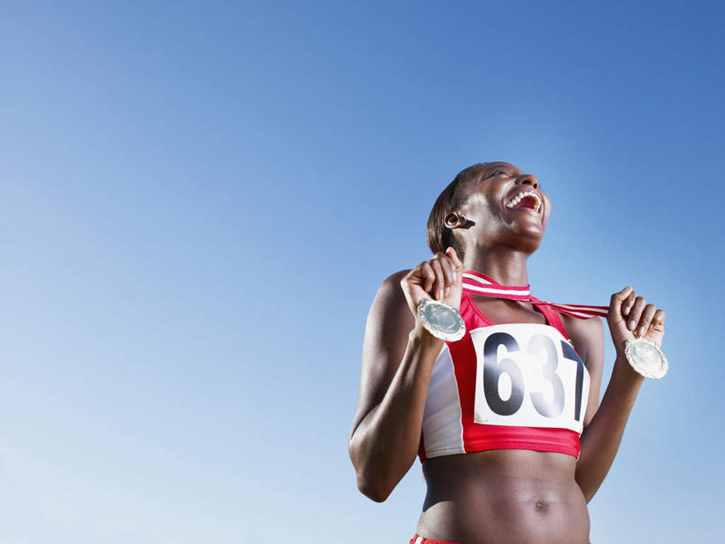 西方人,一个人,运动员,站,笑,大笑,横图,室外,白天,仰视,运动服,兴奋,成功,胜利,欧洲,非洲,黑人,欧洲人,仅一个年轻女性,仅一个女性,仅一个人,握,阴影,服装,光线,标志,数字,文字,影子,字符,注视,标识,衣服,蓝色,蓝天,天空,阳光,天,观察,看,站着,张嘴,光彩,握着,阿拉伯数字,服饰,晴朗,观看,察看,衣着,穿着,关注,奖牌,荣誉,奖品,张大嘴巴,万里无云,哈哈大笑,荣耀,衣饰,光荣,年轻女性,女人,女性,非洲人,晴空,晴空万里,张开嘴,体育运动员,运动选手,站立,半身,彩图,低角度拍摄,高兴,狂笑,运动装