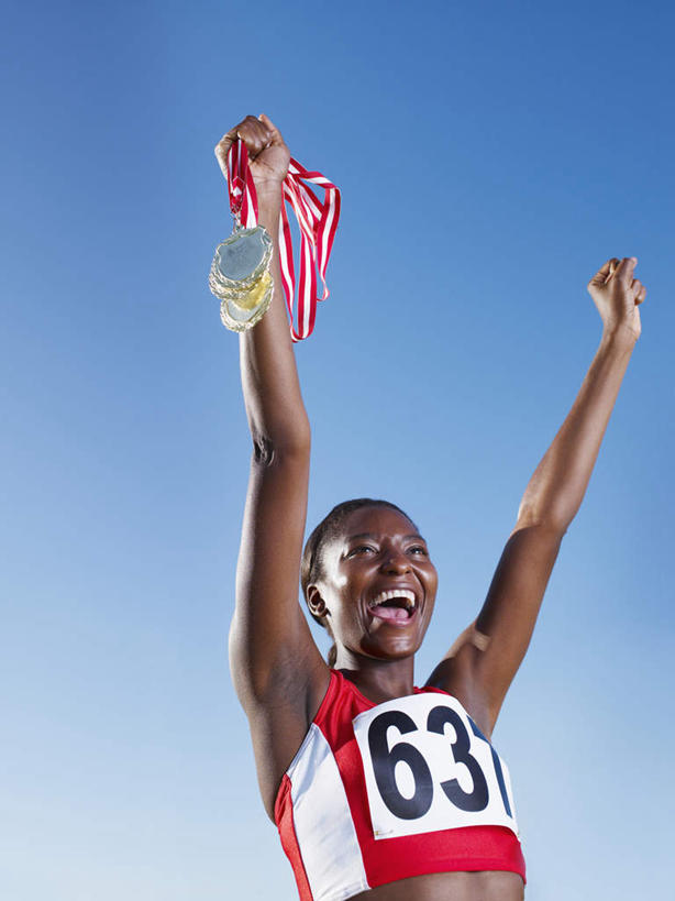 西方人,一个人,运动员,站,举,笑,大笑,竖图,室外,白天,仰视,运动服,兴奋,成功,胜利,欧洲,非洲,黑人,欧洲人,仅一个年轻女性,仅一个女性,仅一个人,握,阴影,服装,光线,标志,数字,文字,影子,字符,注视,标识,衣服,蓝色,蓝天,天空,阳光,天,观察,看,托,站着,张嘴,光彩,握着,阿拉伯数字,服饰,晴朗,观看,察看,衣着,穿着,关注,奖牌,荣誉,奖品,张大嘴巴,万里无云,哈哈大笑,荣耀,衣饰,光荣,年轻女性,女人,女性,非洲人,晴空,晴空万里,张开嘴,体育运动员,运动选手,举起,举手,举着,向上举,向上伸,向上托,站立,半身,彩图,低角度拍摄,高兴,狂笑,运动装