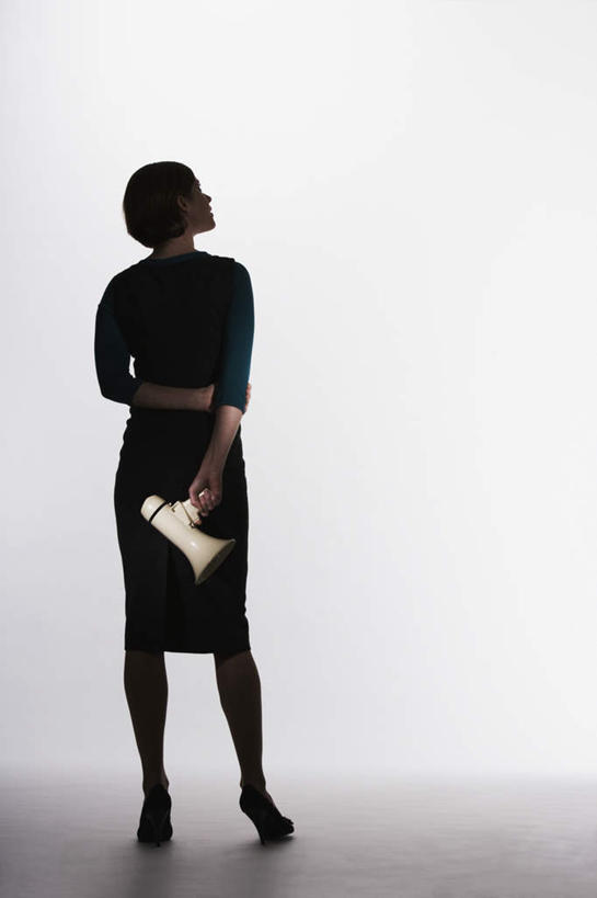 西方人,站,竖图,室内,白天,白色背景,欧洲,欧洲人,握,服装,拿,拿着,注视,休闲装,喇叭,背面,衣服,话筒,观察,看,站着,休闲,休闲服,握着,摄影,服饰,影棚,观看,察看,关注,传声筒,白种人,站立,彩图,全身,影棚拍摄,拍摄