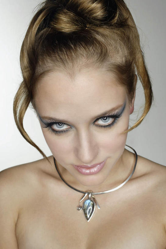 西方人,脸,头,脸颊,脖子,一个人,站,笑,微笑,竖图,室内,特写,白天,正面,化妆,美容,项链,欧洲,欧洲人,仅一个年轻女性,仅一个女性,仅一个人,护肤,注视,裸露,肩膀,装饰品,彩妆,饰品,首饰,观察,看,站着,保养,享受,休闲,放松,保健,摄影,影棚,观看,察看,关注,裸,蛋白石,养颜,年轻女性,女人,女性,白种人,头部,脖,颈,颈部,脸部,脸蛋,面部,站立,半身,彩图,影棚拍摄,拍摄