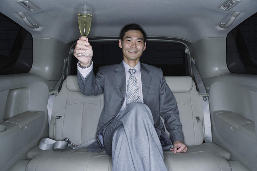 葡萄酒,东方人,一个人,商务人士,商务男性,坐,笑,微笑,露齿笑,横图,室内,白天,正面,衬衫,奢侈,快乐,汽车,杯子,亚洲,仅一个女性,仅一个人,一辆,握,套装,高脚杯,一杯,浪漫,二郎腿,拿,拿着,注视,黄种人,车,玻璃制品,酒,饮料,酒杯,交通工具,轿车,香槟,观察,看,仅一个中年女性,诱惑,握着,观看,察看,关注,载具,商务装,工薪阶层,香槟杯,气泡酒,起泡酒,汽酒,女人,女性,中年女性,亚洲人,白领,上班族,玻璃杯,坐着,半身,彩图,衬衣,高兴,欢笑