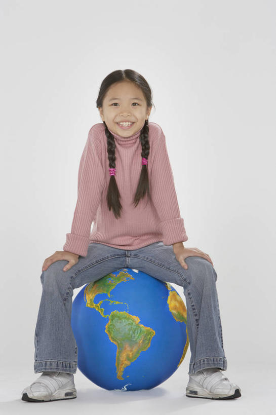 东方人,儿童,一个人,坐,笑,微笑,露齿笑,竖图,室内,白天,白色背景,正面,纯洁,仪器,海洋,地图,亚洲,仅一个女性,仅一个人,撑,阴影,服装,裤子,反射,网格,地球仪,线条,影子,世界地图,地球,陆地,全球,注视,牛仔裤,休闲装,黄种人,球,一个,小孩,衣服,粉色,经纬线,模型,观察,看,仅一个小孩,休闲,球体,休闲服,可爱,童年,童趣,摄影,地理,国家,服饰,影棚,单个,观看,大陆,察看,世界,撑着,关注,纬线,版图,经线,童真,烂漫,无邪,经纬仪,地理学,天真,女孩,女人,女性,亚洲人,孩子,坐着,彩图,全身,影棚拍摄,拍摄,大洋,大洲,女生