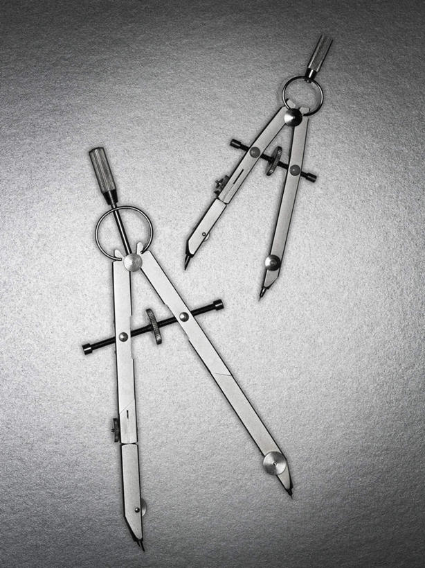 无人,竖图,俯视,室内,特写,白天,静物,阴影,灰色背景,反射,测量,工具,影子,刻度,两个,尺,圆规,角度,摄影,影棚,测量工具,尺子,衡量,绘图,比例,测绘,量具,量仪,标度,画图工具,彩图,高角度拍摄,影棚拍摄,拍摄