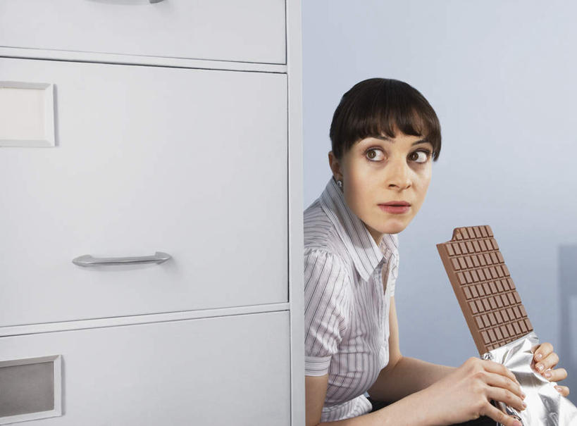 西方人,一个人,商务人士,商务女性,蹲,吃,横图,室内,白天,正面,柜子,欧洲,欧洲人,仅一个年轻女性,仅一个女性,仅一个人,许多,躲藏,阴影,套装,反射,影子,墙,食品,糖,糖果,甜点,甜品,褐色,储物柜,注视,墙壁,墙面,食物,蓝色,甜食,巧克力,观察,看,观看,朱古力,察看,隐藏,储存,关注,商务装,工薪阶层,潜藏,储备,蕴藏,贮备,年轻女性,女人,女性,白种人,白领,上班族,蹲着,嚼,食,半身,彩图,贮存