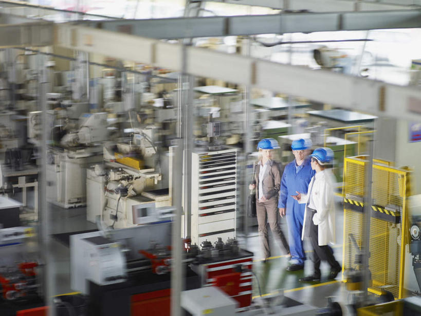 西方人,三个人,同事,机修工,工厂,走,说,横图,俯视,室内,白天,工作服,制服,讨论,成功,合作,团队,集体,信心,机器,帽子,欧洲,欧洲人,阴影,朦胧,模糊,反射,头盔,影子,办公桌,注视,队伍,工人,蓝色,安全帽,观察,看,机械,观看,察看,领导,成就,关注,合伙,领袖,三顶,工作制服,交流,男人,男性,女人,女性,中年男性,中年女性,白种人,机械师,机修工人,步行,沟通,讲话,交谈,商讨,说话,谈话,走路,彩图,高角度拍摄,全身,工作套服,工地,制造厂