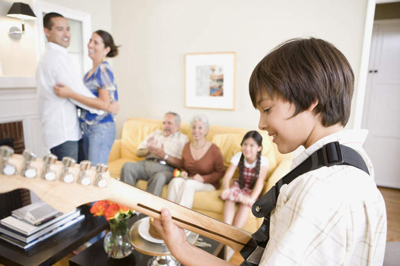 西方人,儿童,老年人,母亲,父亲,女儿,祖母,祖父,三代同堂,客厅,站,坐,笑,微笑,露齿笑,横图,室内,白天,侧面,跳舞,纯洁,智慧,沙发,桌子,花瓶,相框,欧洲,欧洲人,吊挂,悬挂,服装,朦胧,模糊,艺术,木制,陶瓷,吉他,乐器,陶瓷制品,弦乐器,许多人,弹奏,挂,茶几,注视,休闲装,文化,祖孙三代,小孩,衣服,插花,木制品,瓶子,观察,看,站着,一群人,休闲,温暖,温馨,父女,母女,休闲服,父爱,可爱,母爱,童年,童趣,服饰,奶奶,爷爷,观看,祖孙,插花艺术,和睦,察看,创造,起居室,关注,弹拨弦鸣乐器,创作,舞姿,想象,布艺沙发,童真,烂漫,无邪,外婆,外孙女,外祖母,外公,外祖父,外孙,外孙子,客堂,天真,老年男性,老年女性,男孩,男人,男性,年轻男性,年轻女性,女孩,女人,女性,白种人,孩子,年轻人,全家福,孙女,孙子,站立,坐着,半身,彩图,舞蹈,融洽,弹拨弦乐器,男生,女生,爸爸,多代同堂,妈妈