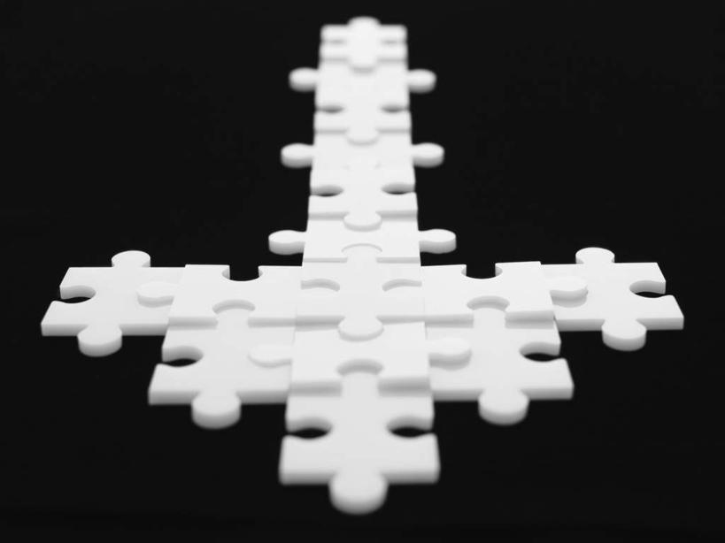 无人,横图,俯视,室内,特写,白天,游戏,成功,合作,团队,集体,信心,桌面,桌子,静物,拼图,一排,连接,黑色背景,组合,整齐,并列,并排,木制,玩,方向,娱乐,队伍,箭头,排列,白色,木制品,休闲,摄影,影棚,活动,链接,指向,成就,队列,发泄,消遣,智力,拼接,拼凑,智力游戏,平行,合伙,簇,宣泄,拼合,凑集,聚合,撮合,链结,趣味,策略,玩耍,嬉戏,彩图,高角度拍摄,影棚拍摄,拍摄