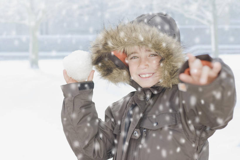 西方人,儿童,一个人,站,投,笑,微笑,露齿笑,横图,室外,白天,正面,游戏,纯洁,雪,植物,大雪,欧洲,欧洲人,仅一个男性,仅一个人,握,服装,朦胧,模糊,积雪,雪景,冬季,冬天,拿,玩,拿着,注视,休闲装,娱乐,树,树木,小孩,衣服,绿色,自然,观察,看,站着,仅一个小孩,休闲,休闲服,寒冷,可爱,童年,童趣,握着,服饰,生长,成长,观看,活动,察看,发泄,关注,消遣,智力,打雪仗,童真,烂漫,无邪,宣泄,严寒,天真,男孩,男人,男性,白种人,孩子,抛,扔,撒,玩耍,嬉戏,站立,掷,半身,彩图,雪仗,男生