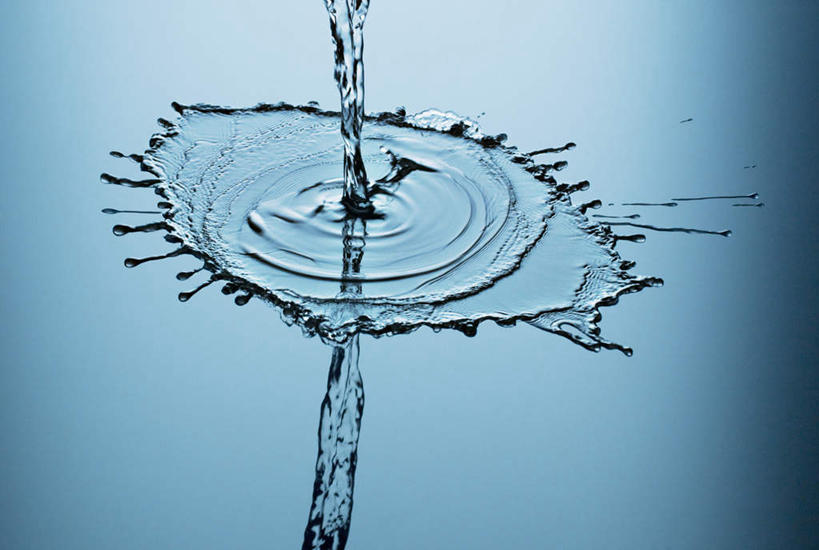 无人,横图,俯视,室内,特写,白天,水,飞溅,蓝色背景,溅,液体,水滴,饮用水,水珠,蓝色,矿泉水,摄影,影棚,喷洒,蒸馏水,彩图,高角度拍摄,影棚拍摄,拍摄