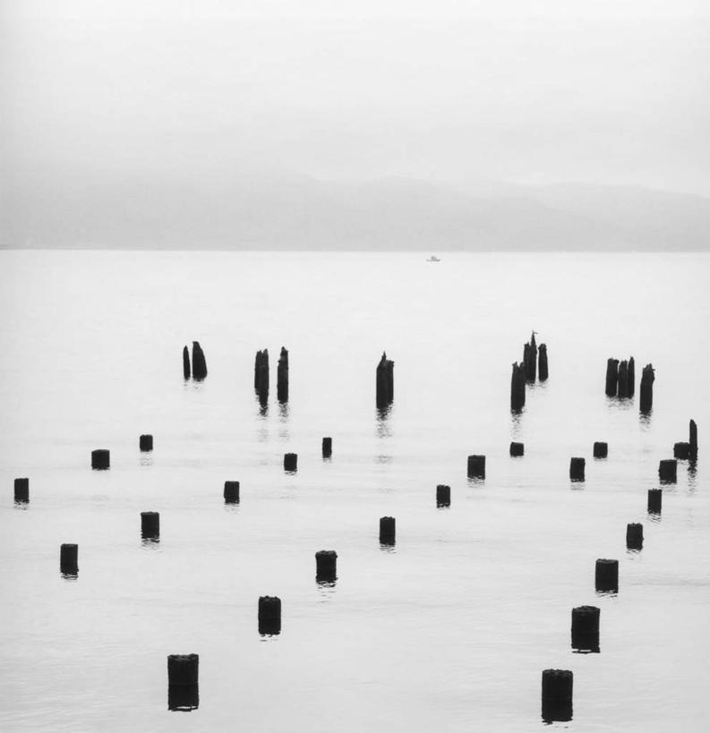 无人,码头,竖图,黑白,室外,白天,正面,旅游,度假,海浪,海洋,美景,港口,华盛顿,美国,柱子,景观,浪花,水平线,辽阔,海平线,娱乐,自然,海水,享受,休闲,广阔,景色,放松,一望无际,北美,北美洲,自然风光,美洲,缆绳,海景,俄勒冈州,华盛顿州,系船柱,缆绳桩,缆绳柱,系缆桩,俄勒冈,常绿之州,常青州,北亚美利加洲,亚美利加洲,落日之州,水獭之州,海狸州,无边无际,一马平川,阿斯托利亚.梅格勒大桥,大海,风浪,海,海水的波动,近岸浪,涌浪,摆渡口,埠头,渡口,渡头,港湾,海港,货运码头,口岸,商港,水天相接,水天一线