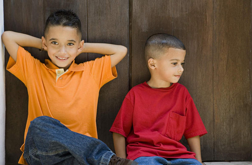 西方人,儿童,两个人,伙伴,朋友,坐,笑,微笑,露齿笑,横图,室外,白天,正面,友谊,纯洁,欧洲,欧洲人,撑,服装,裤子,棕色,扭头,注视,牛仔裤,休闲装,翘腿,门板,小孩,衣服,观察,看,靠,靠着,倚靠,转头,休闲,休闲服,可爱,童年,童趣,服饰,观看,察看,撑着,倚着,关注,童真,烂漫,无邪,天真,友情,男孩,男人,男性,白种人,坐着,半身,彩图,男生