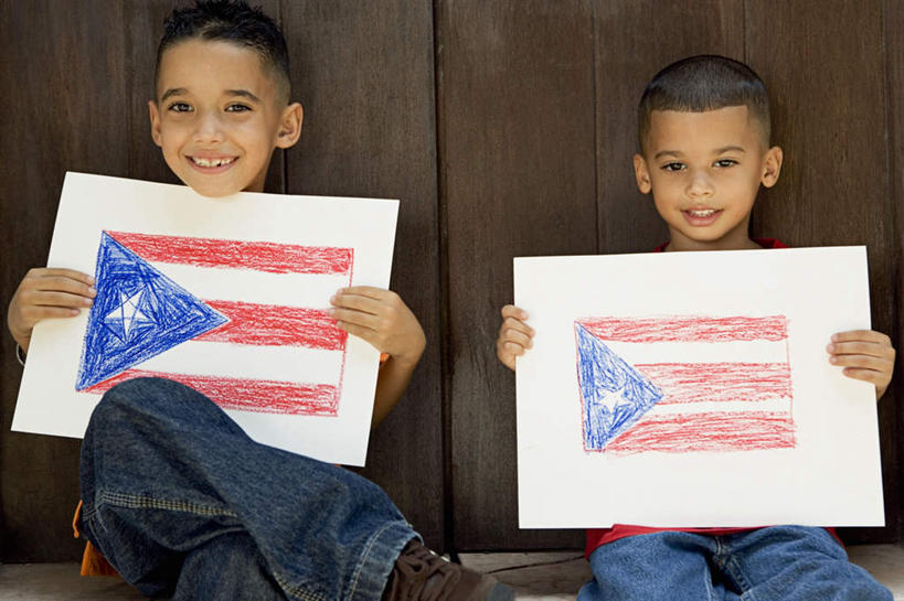 西方人,儿童,两个人,伙伴,朋友,坐,笑,微笑,露齿笑,横图,室外,白天,正面,友谊,纯洁,旗帜,国旗,欧洲,欧洲人,握,服装,裤子,棕色,拿,拿着,注视,牛仔裤,休闲装,翘腿,画,门板,小孩,衣服,观察,看,靠,靠着,倚靠,休闲,休闲服,可爱,童年,童趣,握着,服饰,观看,察看,北美,北美洲,倚着,关注,美洲,童真,烂漫,无邪,北亚美利加洲,亚美利加洲,波多黎各,波多黎各自由邦,大安的列斯群岛,天真,友情,男孩,男人,男性,白种人,旗,坐着,半身,彩图,男生