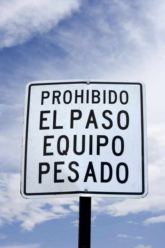 无人,竖图,室外,特写,白天,仰视,指示牌,英文,标志,路标,文字,字符,字母,云,云朵,云彩,标识,蓝色,白云,蓝天,天空,天,指示,晴朗,英文字母,指向,晴空,彩图,低角度拍摄