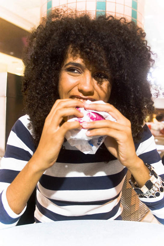 西方人,一个人,高楼大厦,坐,吃,竖图,室外,特写,白天,正面,度假,烹饪,西餐,美景,餐桌,门,桌子,城市风光,标志建筑,城市,大厦,地标,建筑,摩天大楼,椅子,欧洲,非洲,黑人,欧洲人,仅一个年轻女性,仅一个女性,仅一个人,阴影,时间,光线,时钟,手表,影子,景观,汉堡,料理,食品,计时,注视,娱乐,建设,菜肴,美食,食物,阳光,门框,钟表,快餐,观察,看,享受,休闲,表,景色,放松,西式,佳肴,餐台,观看,腕表,察看,关注,西式快餐,垃圾食品,年轻女性,女人,女性,非洲人,钟,嚼,食,坐着,半身,彩图,大楼,高层建筑,高楼,摩天楼