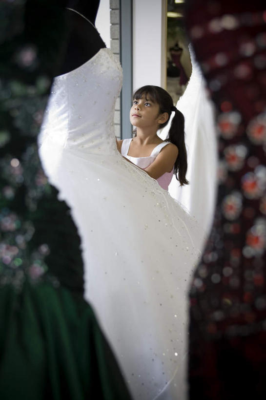 西方人,儿童,一个人,站,摸,竖图,室内,白天,正面,婚纱,纯洁,窗户,落地窗,橱窗,道路,路,公路,欧洲,欧洲人,仅一个女性,仅一个人,抚摸,珠子,墙,交通,注视,玻璃窗,墙壁,墙面,小孩,白色,看,站着,仅一个小孩,思考,考虑,可爱,童年,童趣,关注,童真,烂漫,无邪,玻璃橱窗,婚纱店,天真,女孩,女人,女性,白种人,孩子,马路,触摸,接触,抬头,仰头,站立,彩图,全身,婚礼服,礼服,女生