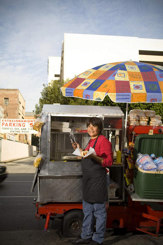 西方人,一个人,站,竖图,室外,白天,正面,烹饪,西餐,汽车,欧洲,欧洲人,仅一个女性,仅一个人,云,云朵,料理,食品,热狗,拿,云彩,拿着,注视,菜肴,美食,车,食物,蓝色,白云,蓝天,天空,交通工具,快餐,天,观察,看,站着,仅一个中年女性,西式,佳肴,观看,察看,关注,载具,西式快餐,垃圾食品,快餐车,女人,女性,中年女性,白种人,站立,半身,彩图
