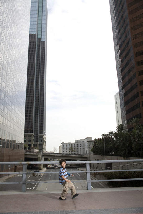 西方人,儿童,一个人,高楼大厦,栏杆,站,笑,微笑,竖图,室外,白天,侧面,纯洁,植物,大厦,道路,建筑,路,摩天大楼,公路,欧洲,欧洲人,仅一个男性,仅一个人,条纹,服装,云,云朵,围栏,棕色,交通,云彩,注视,休闲装,护栏,树,树木,小孩,衣服,绿色,黑色,白云,天空,自然,天,观察,看,站着,仅一个小孩,休闲,休闲服,可爱,童年,童趣,服饰,生长,成长,观看,察看,关注,童真,烂漫,无邪,天真,男孩,男人,男性,白种人,孩子,马路,站立,彩图,全身,大楼,高层建筑,高楼,摩天楼,短发,男生