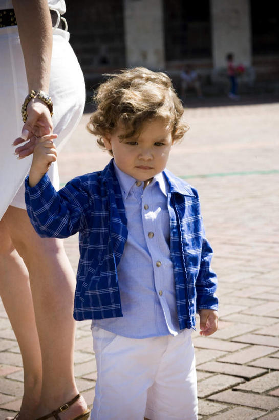 西方人,儿童,两个人,家庭,母亲,儿子,站,握手,竖图,室外,白天,正面,纯洁,道路,路,公路,欧洲,欧洲人,阴影,光线,影子,棕色,交通,注视,小孩,阳光,观察,看,站着,温暖,温馨,母子,一家人,可爱,母爱,童年,童趣,观看,和睦,察看,关注,童真,烂漫,无邪,天真,男孩,年轻女性,女人,女性,白种人,孩子,年轻人,卷发,马路,搀手,拉手,手拉手,手握手,站立,半身,彩图,融洽,男生