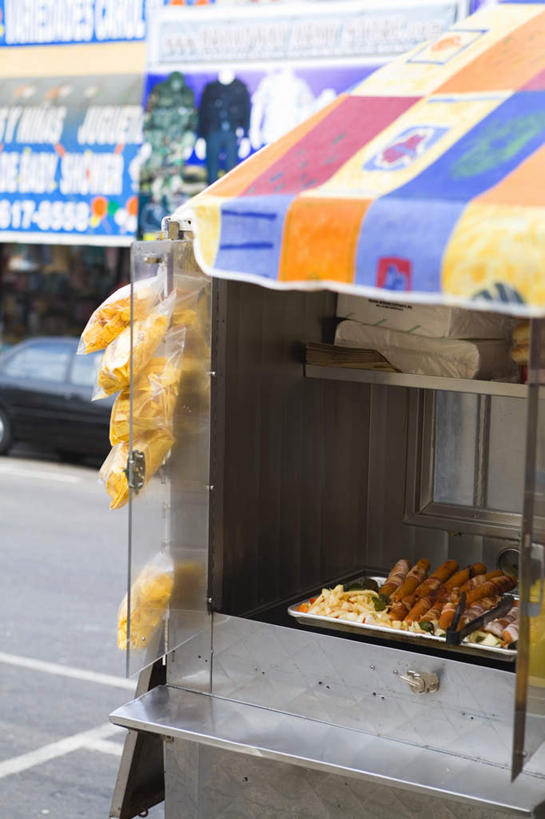 无人,竖图,室外,特写,白天,正面,烹饪,西餐,道路,路,公路,一辆,遮阳伞,料理,食品,交通,热狗,菜肴,美食,食物,夹子,快餐,西式,佳肴,西式快餐,垃圾食品,食品夹,食物夹,面包夹,意粉夹,马路,彩图