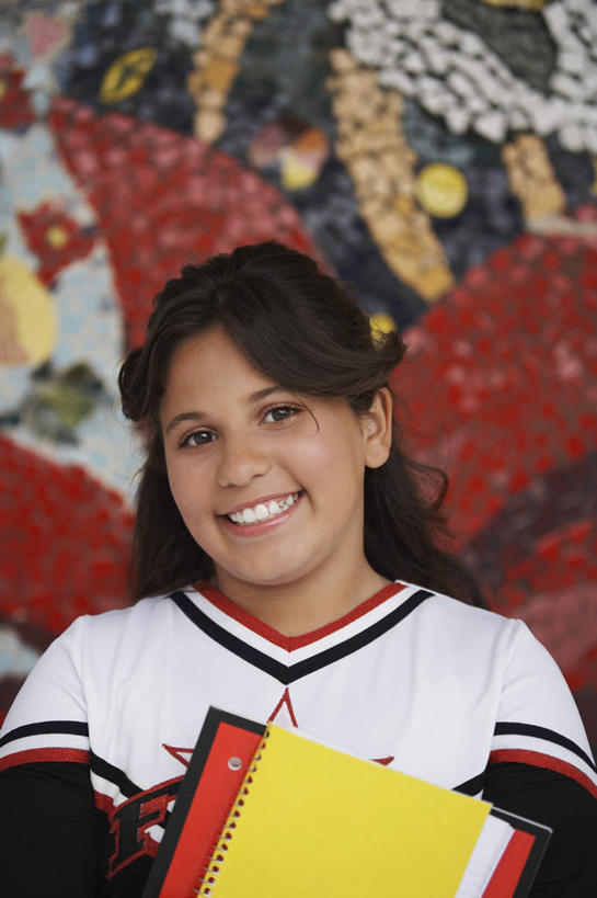 西方人,儿童,头发,一个人,站,笑,摸,微笑,露齿笑,竖图,室外,白天,正面,纯洁,书籍,欧洲,欧洲人,仅一个女性,仅一个人,许多,抚摸,握,花纹,服装,图案,墙,拿,拿着,注视,休闲装,墙壁,墙面,小孩,衣服,黄色,红色,白色,黑色,观察,看,站着,仅一个小孩,休闲,休闲服,可爱,童年,童趣,握着,服饰,观看,察看,关注,童真,烂漫,无邪,碰,天真,女孩,女人,女性,白种人,孩子,长发,书,图书,触摸,接触,站立,半身,彩图,女生