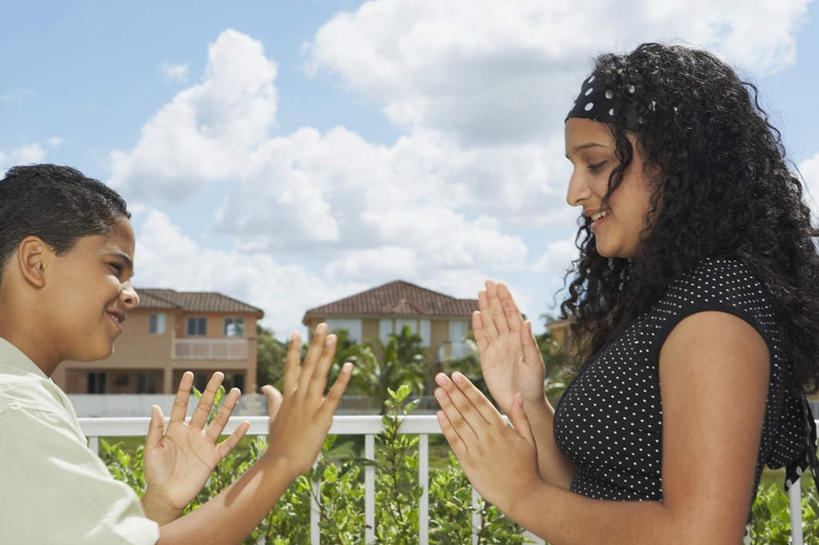 西方人,儿童,两个人,家庭,母亲,儿子,家,栏杆,站,鼓掌,横图,室外,白天,侧面,游戏,纯洁,植物,别墅,欧洲,欧洲人,阴影,光线,影子,房屋,屋子,云,云朵,公寓,围栏,玩,云彩,娱乐,洋房,护栏,楼房,住宅,树,树木,小孩,蓝色,绿色,白云,蓝天,天空,阳光,自然,天,站着,休闲,温暖,温馨,母子,一家人,可爱,母爱,童年,童趣,生长,晴朗,成长,活动,和睦,发泄,消遣,智力,童真,烂漫,无邪,宣泄,天真,男孩,年轻女性,女人,女性,白种人,孩子,年轻人,晴空,拍手,玩耍,嬉戏,站立,半身,彩图,房子,融洽,男生