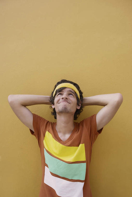 西方人,一个人,站,竖图,室外,白天,正面,欧洲,欧洲人,仅一个男性,仅一个人,条纹,服装,墙,注视,休闲装,发带,墙壁,墙面,仅一个年轻男性,衣服,黑色,看,站着,休闲,休闲服,服饰,关注,男人,男性,年轻男性,白种人,抬头,仰头,站立,半身,彩图,短发