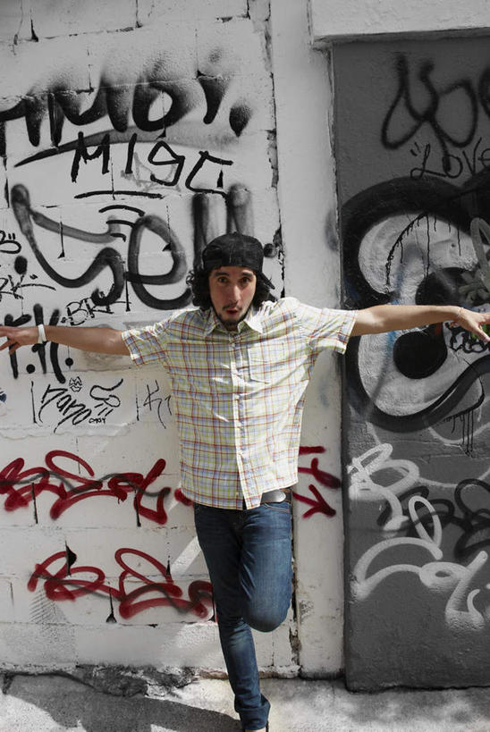 西方人,一个人,站,伸展双臂,竖图,室外,白天,正面,衬衫,欧洲,欧洲人,仅一个男性,仅一个人,戴,阴影,服装,裤子,光线,标志,文字,影子,字符,字母,墙,牛仔裤,休闲装,标识,墙壁,墙面,仅一个年轻男性,一个,衣服,红色,蓝色,紫色,白色,黑色,阳光,站着,休闲,休闲服,服饰,单个,单脚,戴着,男人,男性,年轻男性,白种人,卷发,敞开双臂,伸开双臂,展开双肩,站立,张开手臂,张开双臂,彩图,全身,衬衣,涂鸦,短发,头带