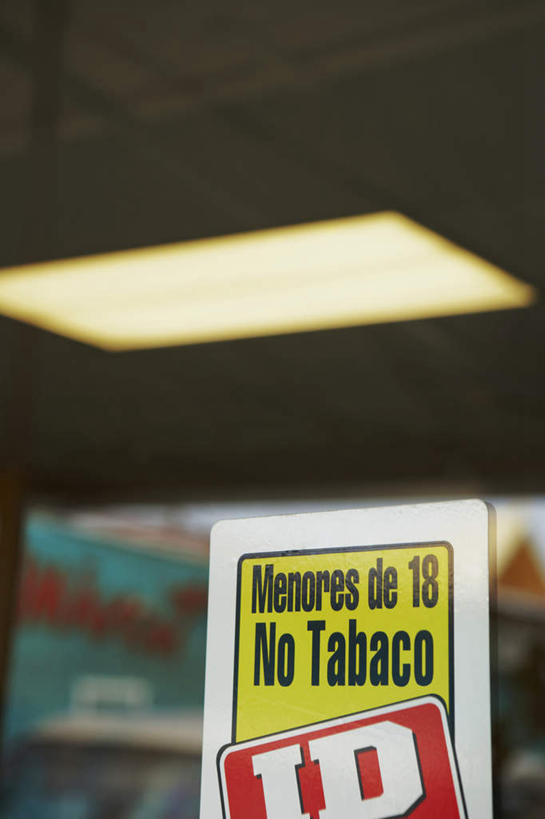 无人,竖图,室内,特写,白天,正面,照明,朦胧,模糊,英文,标志,挂牌,文字,字符,字母,灯光,标识,吊灯,灯,黄色,红色,白色,黑色,灯具,英文字母,照亮,照明设备,彩图