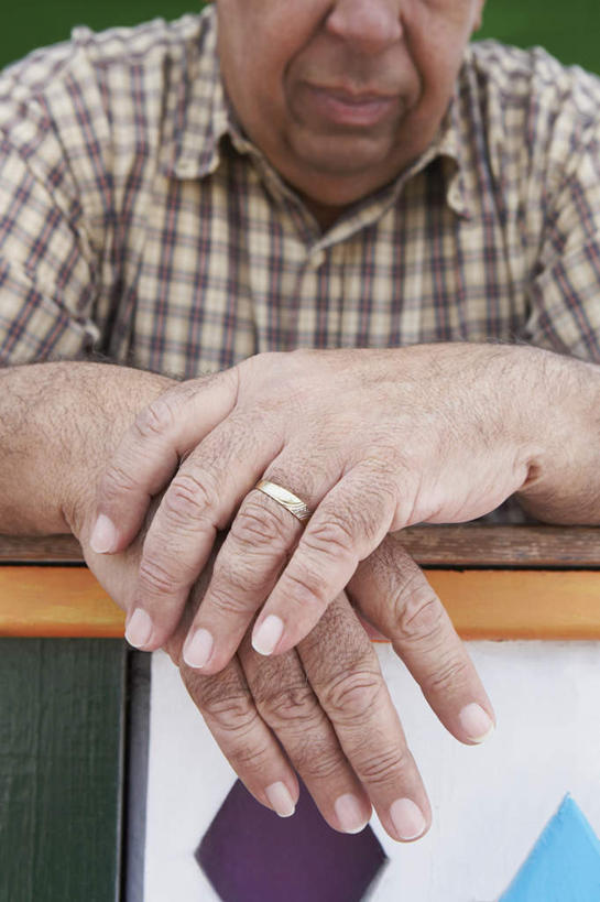 西方人,一个人,商店,站,竖图,室外,白天,正面,爱情,购物,消费,金属制品,欧洲,欧洲人,仅一个男性,仅一个人,撑,戴,服装,金属,格子,挂牌,咖啡色,一枚,浪漫,休闲装,装饰品,衣服,蓝色,紫色,白色,戒指,饰品,首饰,站着,仅一个老年男性,休闲,休闲服,恩爱,金融,百货,服饰,信物,戴着,撑着,权利,选购,贸易,血拼,手饰,老年男性,男人,男性,白种人,站立,半身,彩图,店铺,杂货店,杂货铺