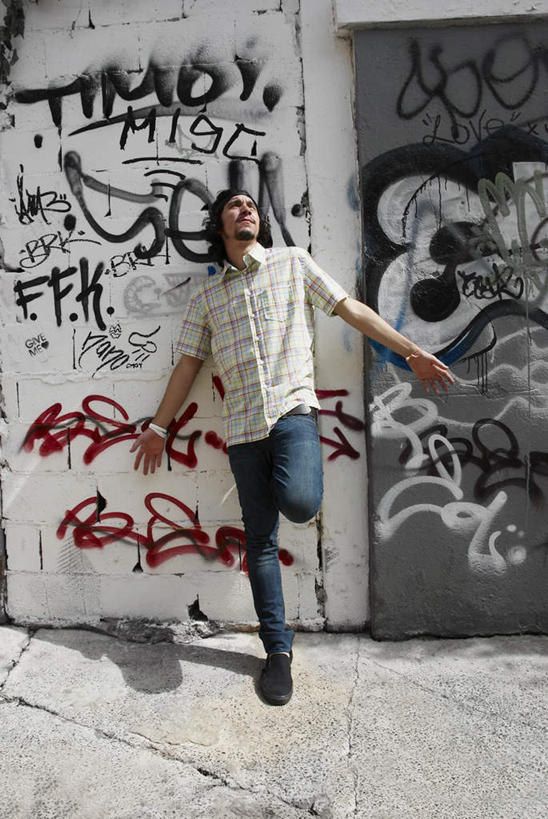 西方人,一个人,站,伸展双臂,竖图,室外,白天,正面,衬衫,欧洲,欧洲人,仅一个男性,仅一个人,戴,阴影,服装,裤子,光线,标志,文字,影子,字符,字母,墙,牛仔裤,休闲装,标识,墙壁,墙面,仅一个年轻男性,一个,衣服,红色,蓝色,紫色,白色,黑色,阳光,站着,休闲,休闲服,服饰,单个,单脚,戴着,男人,男性,年轻男性,白种人,卷发,敞开双臂,伸开双臂,展开双肩,站立,张开手臂,张开双臂,彩图,全身,衬衣,涂鸦,短发,头带