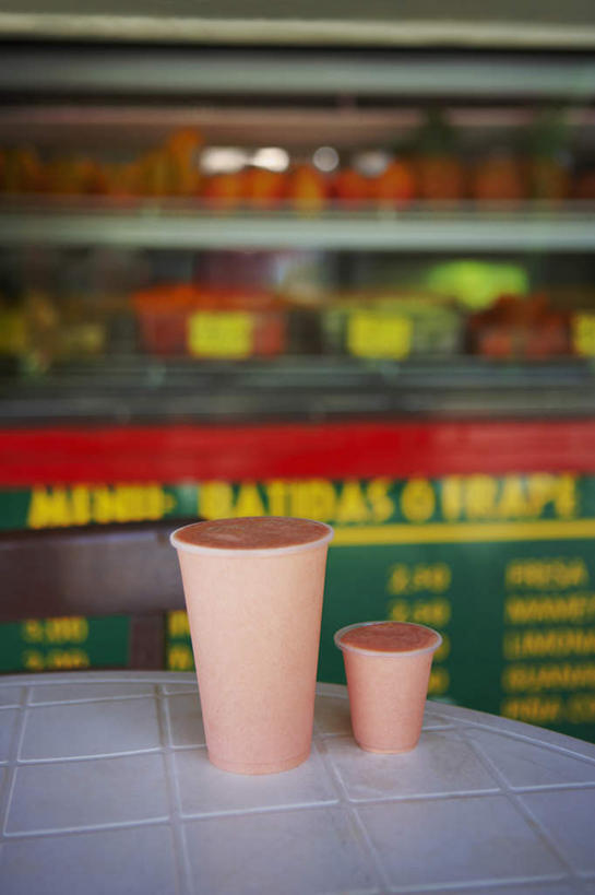 无人,餐厅,竖图,室内,特写,白天,正面,餐桌,桌子,静物,杯子,朦胧,模糊,英文,标志,文字,字符,字母,两杯,标识,玻璃制品,红色,水杯,比较,餐台,英文字母,大小,玻璃杯,彩图,餐馆,饭店,饭馆