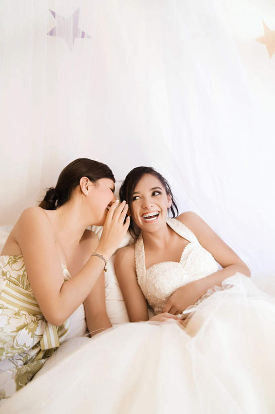 西方人,两个人,新娘,伙伴,朋友,坐,说,竖图,俯视,室内,白天,白色背景,婚纱,婚礼,讨论,快乐,友谊,沙发,卧室,欧洲,欧洲人,朦胧,模糊,庆祝,结婚,喜庆,遮,遮掩,摄影,影棚,纪念,掩盖,遮挡,布艺沙发,遮盖,掩饰,交流,友情,年轻女性,女人,女性,白种人,沟通,讲话,交谈,商讨,说话,谈话,坐着,半身,彩图,高角度拍摄,影棚拍摄,婚礼服,礼服,高兴,拍摄,睡房,卧房