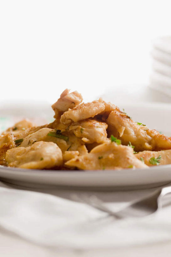 无人,竖图,室内,特写,白天,正面,烹饪,西餐,餐桌,桌子,静物,餐具,一堆,许多,堆叠,堆积,朦胧,模糊,碟子,盘,鸡肉,肉,油炸,料理,食品,菜肴,美食,肉类,食物,一个,盘子,碟,西式,一盘,佳肴,单个,餐台,堆,肉食,彩图