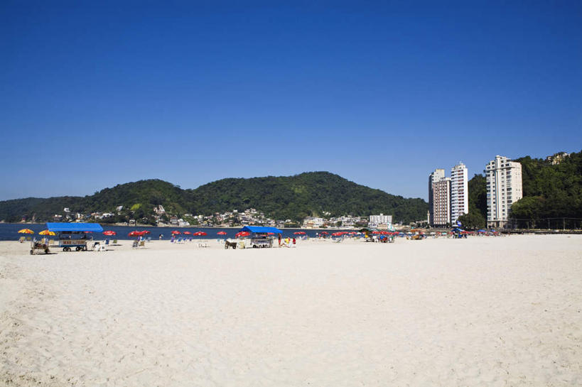 无人,家,横图,室外,白天,正面,沙滩,山,山脉,别墅,巴西,朦胧,模糊,沙子,房屋,屋子,海岸,山峰,公寓,沙地,山峦,洋房,楼房,住宅,蓝色,蓝天,天空,群山,天,南美,晴朗,南美洲,拉丁美洲,美洲,万里无云,巴西联邦共和国,亚美利加洲,南亚美利加洲,桑托斯,圣多斯,海滩,晴空,晴空万里,彩图,房子