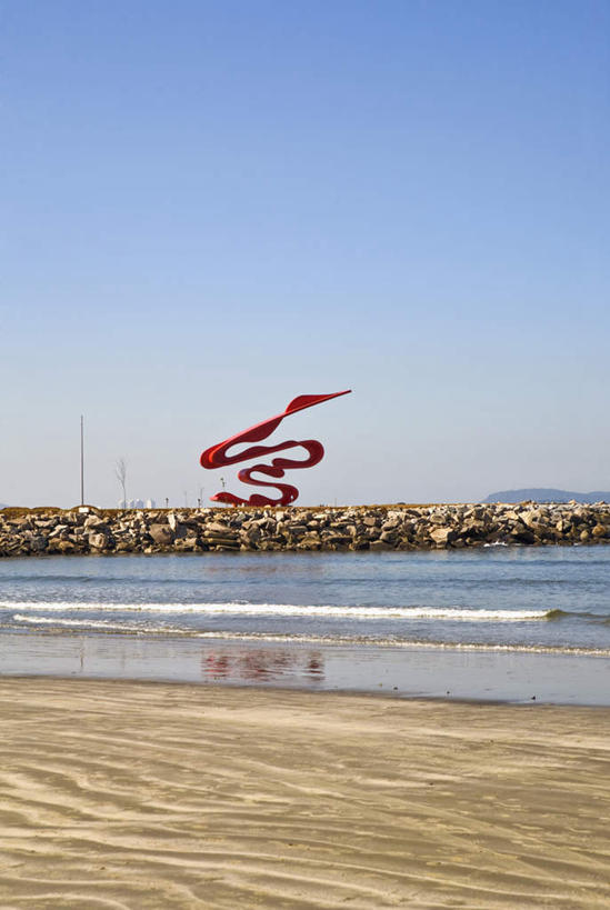 无人,竖图,室外,白天,正面,旅游,度假,海浪,海洋,美景,沙滩,雕塑,艺术,装饰,雕刻,雕像,沙子,海岸,景观,浪花,纪念碑,沙地,娱乐,石雕,红色,蓝色,蓝天,天空,自然,海水,工艺品,天,享受,休闲,景色,放松,晴朗,纪念,美术,自然风光,主题,陈列,海景,万里无云,功能,美学,大海,风浪,海,海水的波动,海滩,近岸浪,涌浪,晴空,晴空万里,彩图