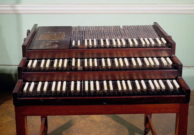 无人,横图,俯视,室内,特写,白天,键盘,地板,静物,阴影,光线,影子,墙,乐器,墙壁,墙面,一个,单个,古董,键盘乐器,风琴,古玩,彩图,高角度拍摄
