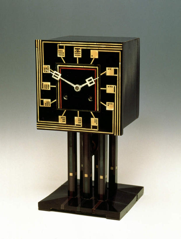 无人,竖图,室内,特写,白天,正面,静物,阴影,灰色背景,时间,反射,标志,时钟,文字,影子,字符,字母,墙,计时,方向,标识,箭头,墙壁,墙面,白色,灰色,钟表,表,摄影,影棚,座钟,指向,簇,钟,彩图,影棚拍摄,拍摄