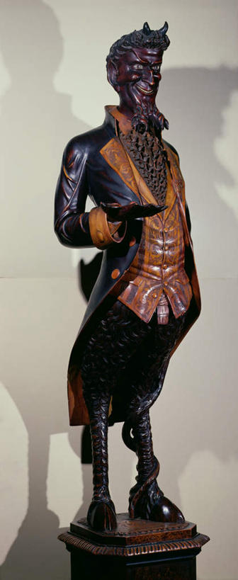 西方人,一个人,无人,站,竖图,室内,白天,正面,民族服装,野生动物,羊,静物,雕塑,欧洲,欧洲人,仅一个男性,仅一个人,仅一个中年男性,阴影,服装,艺术,装饰,反射,木制,雕刻,雕像,影子,注视,衣服,动物,木制品,工艺品,观察,看,站着,可爱,服饰,活泼,观看,纪念,美术,察看,衣着,穿着,关注,主题,陈列,一尊,功能,美学,衣饰,男人,男性,中年男性,白种人,山羊,站立,彩图,全身,传统服装,民俗服