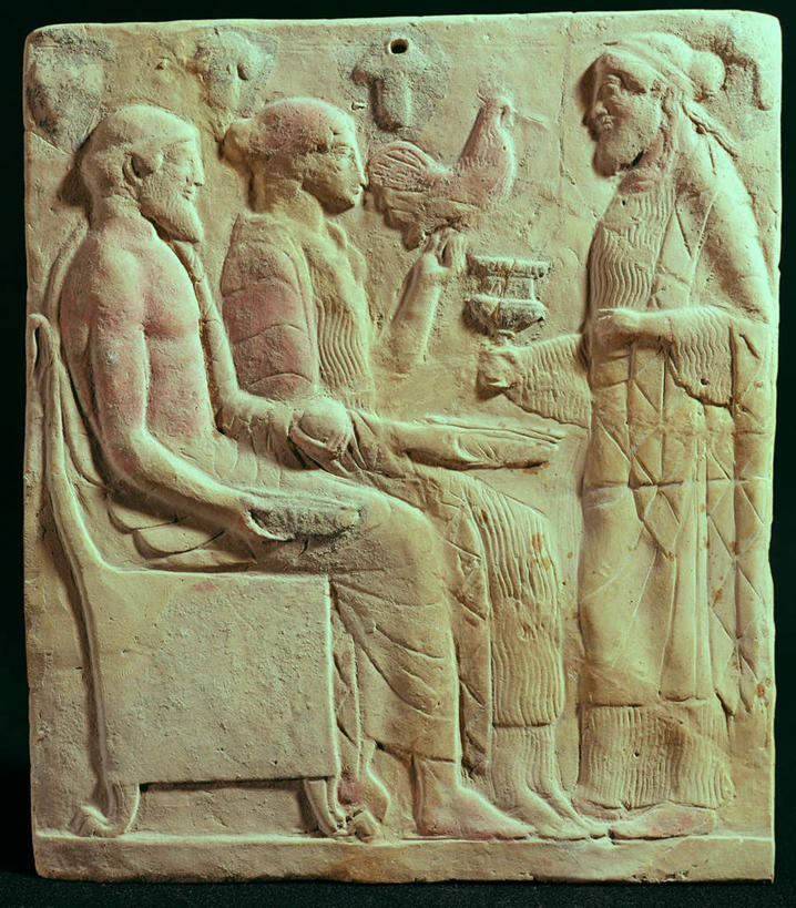 西方人,无人,三个人,站,坐,竖图,室内,白天,侧面,民族服装,鸡,静物,雕塑,欧洲,欧洲人,握,艺术,装饰,雕刻,雕像,拿,拿着,注视,家禽,动物,工艺品,观察,看,站着,握着,牲畜,观看,纪念,美术,察看,关注,主题,陈列,功能,美学,男人,男性,女人,女性,中年男性,中年女性,白种人,站立,坐着,彩图,全身,传统服装,民俗服