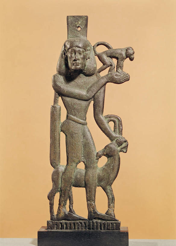 西方人,一个人,无人,站,捧,竖图,室内,白天,正面,哺乳动物,猴,野生动物,羊,猴子,雕塑,欧洲,欧洲人,仅一个男性,仅一个人,仅一个中年男性,艺术,装饰,雕刻,雕像,头饰,墙,注视,墙壁,墙面,黄色,动物,工艺品,观察,看,站着,两只,可爱,活泼,观看,纪念,美术,察看,关注,主题,陈列,功能,美学,男人,男性,中年男性,白种人,山羊,端,端着,捧着,手捧,站立,彩图,全身