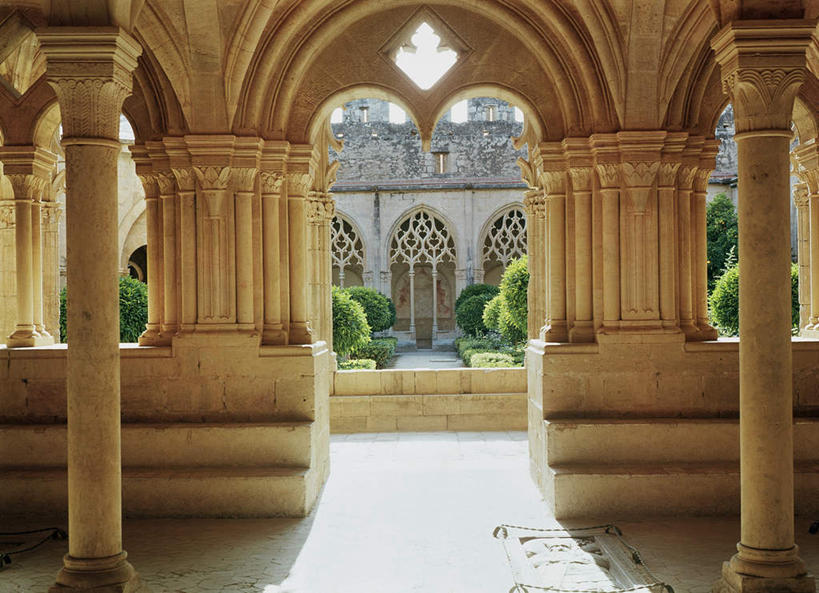 无人,横图,室外,白天,正面,旅游,度假,名胜古迹,植物,门,标志建筑,地标,建筑,西班牙,欧洲,阴影,节日,遗迹,光线,影子,柱子,墙,拱门,古迹,文化,文物,娱乐,建设,古建筑,墙壁,墙面,树,树木,绿色,阳光,自然,门框,祈祷,享受,休闲,健康,旅游胜地,放松,许愿,宗教,信仰,生长,成长,纪念,祈求,基督教,南欧,天主教,修道院,信念,古文明,西班牙王国,塔拉戈纳,塔拉戈纳省,神学院,修院,隐修院,平安,彩图