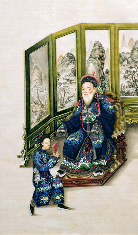 东方人,无人,两个人,站,坐,竖图,室内,白天,正面,民族服装,绘画,屏风,书籍,椅子,亚洲,握,服装,艺术,木椅,古典,拿,拿着,注视,黄种人,文化,传统,衣服,工艺品,观察,看,品味,站着,握着,服饰,观看,古装,美术,察看,高雅,关注,佣人,美学,韵味,仆人,家丁,仆役,西崽,老年男性,男人,男性,亚洲人,书,图书,站立,坐着,彩图,全身,传统服装,民俗服